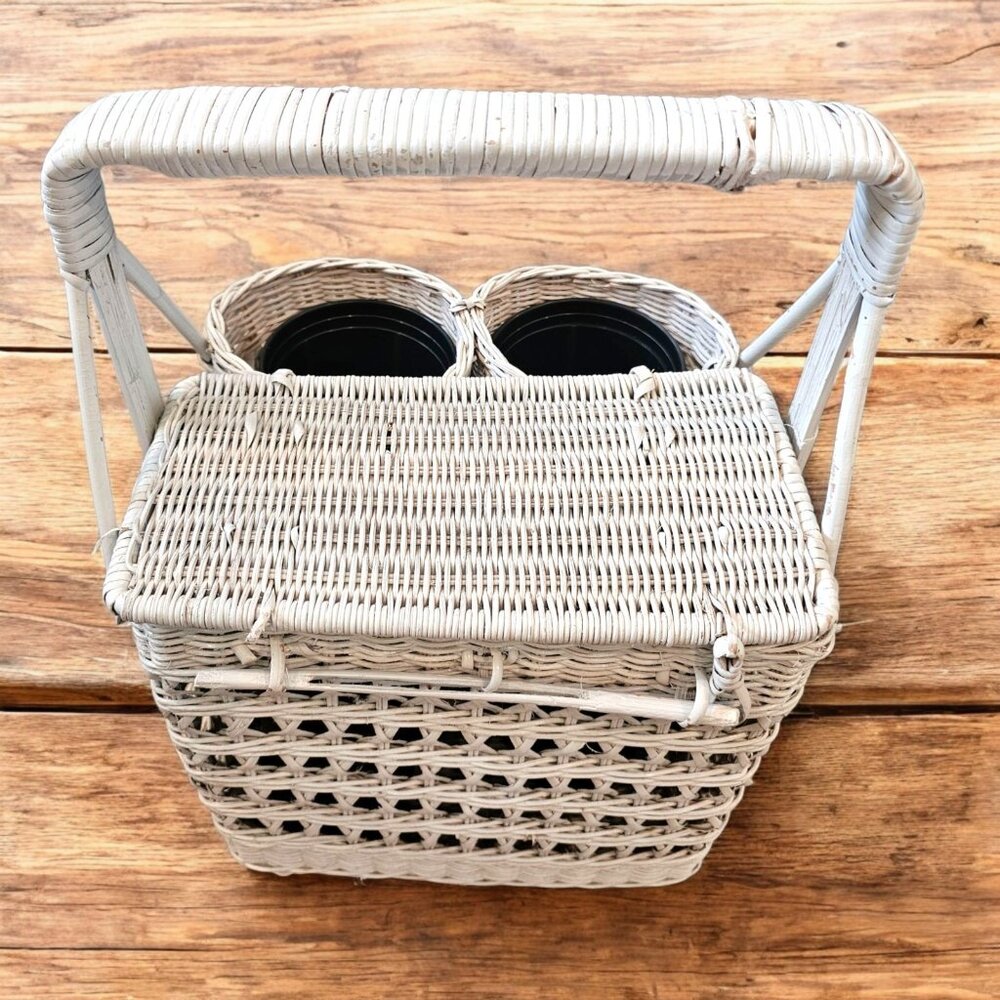 VTG White Wicker Wine Bottle‎ Picnic Basket Organizer Caddy Rattan Cottage